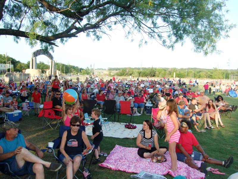 photo of crowd at the July 4, 2012 Concert and Fireworks Show